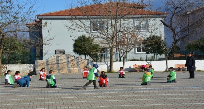 Edremit, geleneksel çocuk oyunlarını sporda yetenekle buluşturuyor