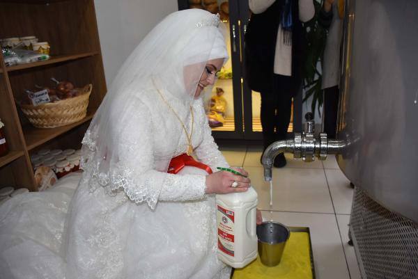 Gelinlikle İşyerinde Süt Doldurup Düğüne Gitti