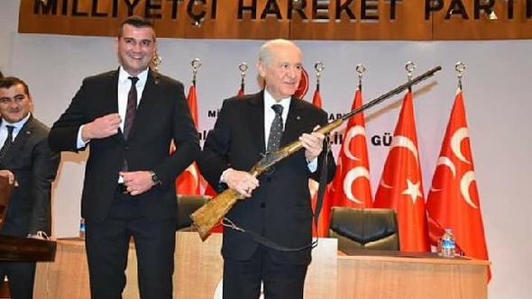 MHP Lideri Bahçeli’ye antika tüfek hediye edildi