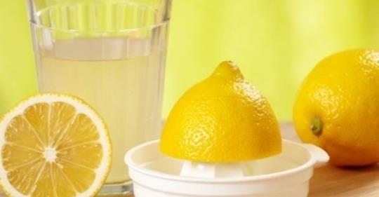 Limonlu su içmenin faydaları saymakla bitmiyor… Limonlu su içmenin faydaları saymakla bitmiyor… 1 / 9 1 yıl boyunca her gün 1 bardak limonlu su içmenin sağlığımıza olan etkilerini biliyor musunuz? İşte içtiğimiz suyun içerisine 1 dilim limon koyduğumuzda sağlığımızda meydana gelen o değişimler…