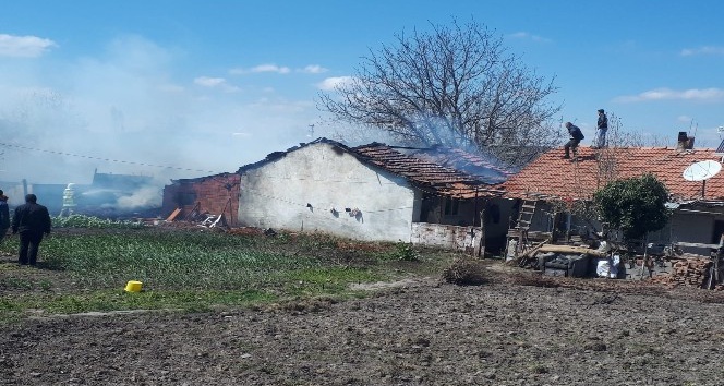 Fırında ekmek yaparken evi yandı