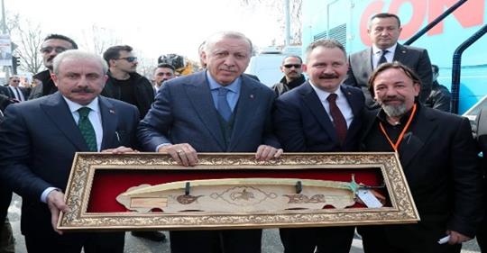 Kanuni kılıcını Cumhurbaşkanı Erdoğan’a hediye etti Giriş:24 Mart 2019 12:34