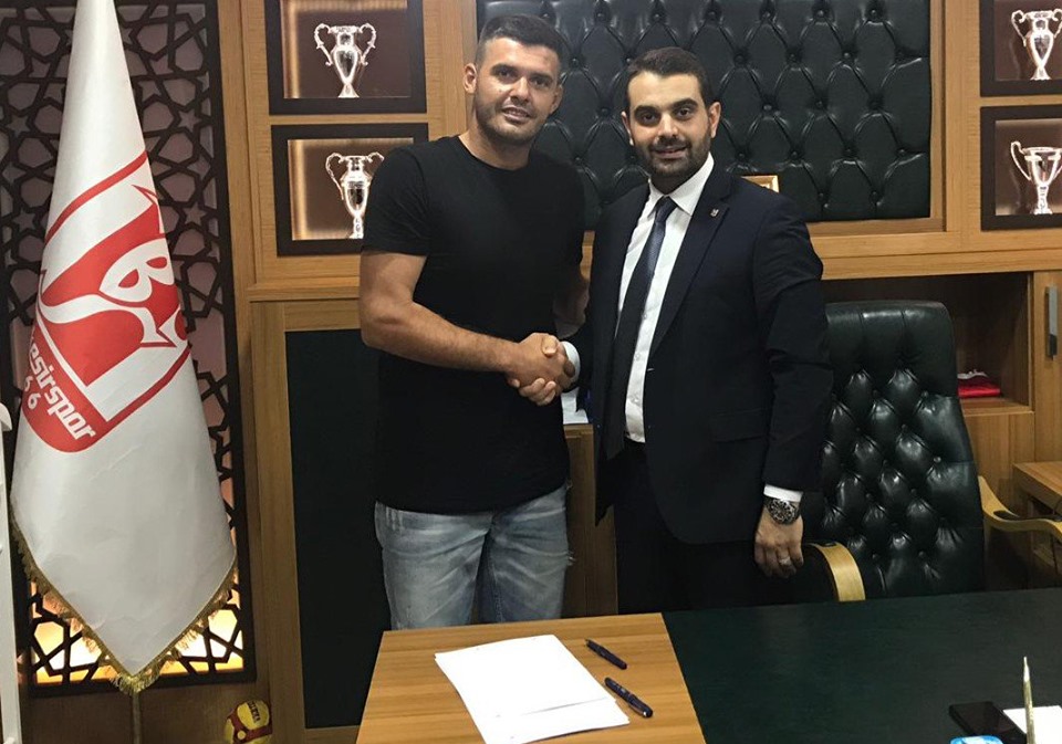 Balıkesirspor, takım kaptanı Atilla Özmen ile 2 yıllık sözleşme yeniledi.