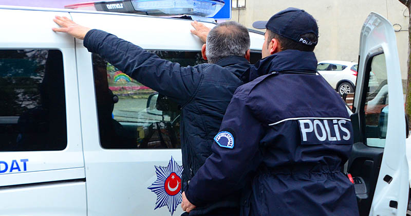 Balıkesir’de polis 33 aranan şahsı yakaladı.