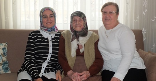 Leman ninenin 105. yaş gününü kutladılar