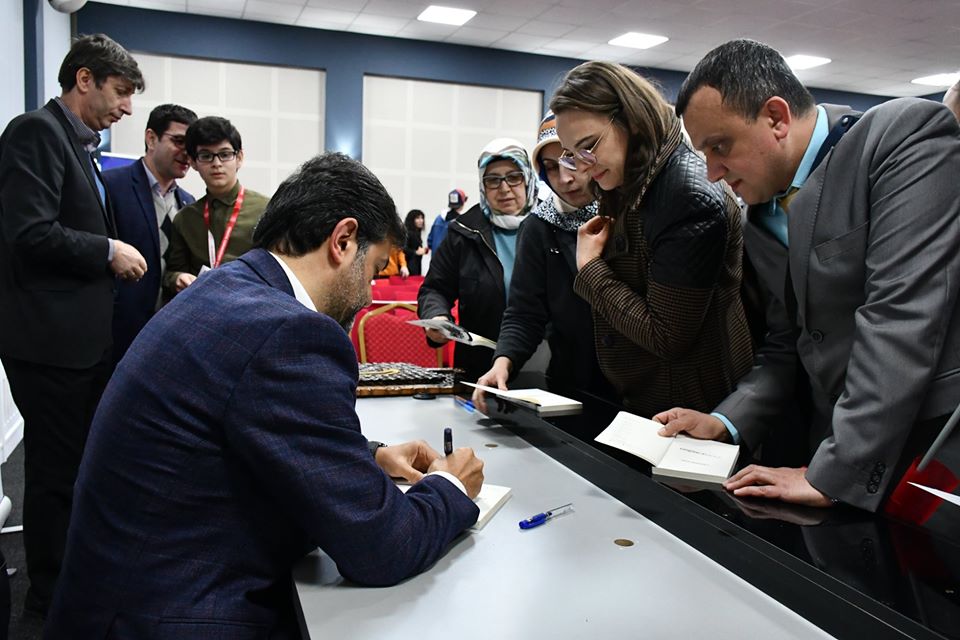 Yazar Halit Bekiroğlu kitaplarını imzaladı
