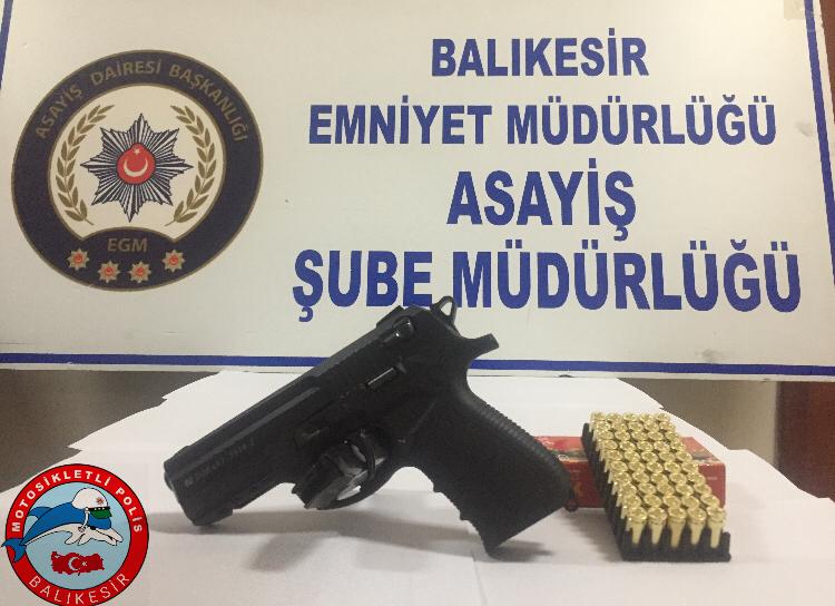 Balıkesir’de polis son 48 saat içinde yaptığı uygulamalarda 9 adet silah ele geçirdi.