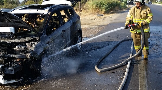 Balıkesir’in Edremit ilçesinde bir otomobil yanarak hurdaya döndü