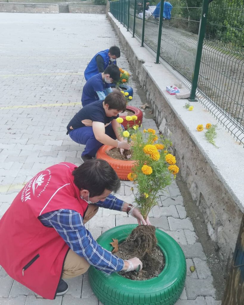 Gönüllü gençler bahçeyi boyayarak ve mevsim çiçekleri ile renklendirdi.
