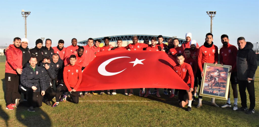 23 Kasım Pazartesi günü oynayacağı Ümraniyespor maçı hazırlıklarını sürdüren Balıkesirspor’lu futnolcular ATA’yı andılar.
