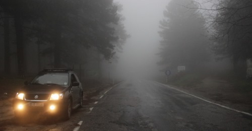 Kazdağları’ndan geçen kara yolunda oluşan sis trafiği olumsuz etkiliyor.
