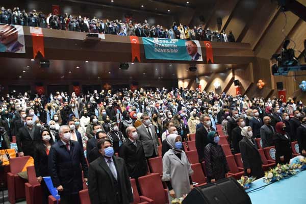 AK Kadınların kongresinde gövde gösterisi