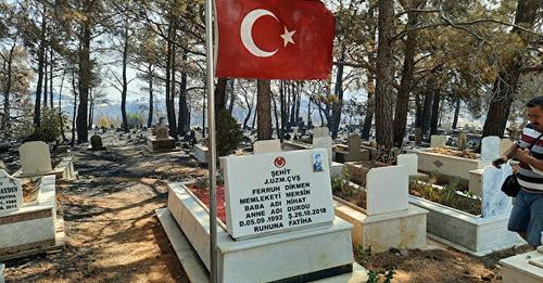 Alevler içinde kalan mezarlıkta şehit kabri ve Türk bayrağı yanmadı