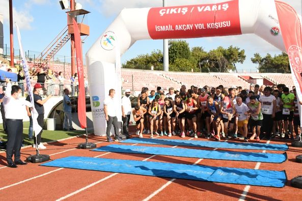 İsmail Akçay adına 13. sü düzenlenen Yol Koşusu Atatürk Stadı’nda gerçekleştirildi.