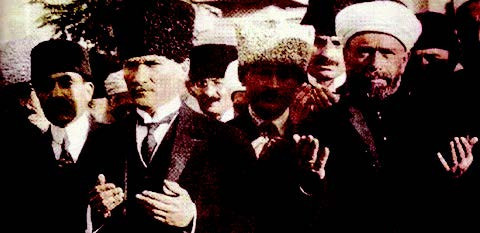 Atatürk konusunda tuhaf bir el var…