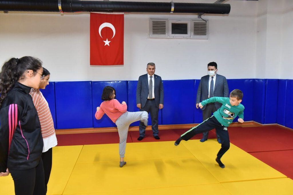 Sultan Alparslan Kültür Evi spor salonunu ziyaret ettiler
