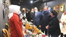 Balıkesir Valisi Hasan Şıldak Bandırma Üreten Kadınlar Kooperatifinin düzenlediği sergiyi gezdi.