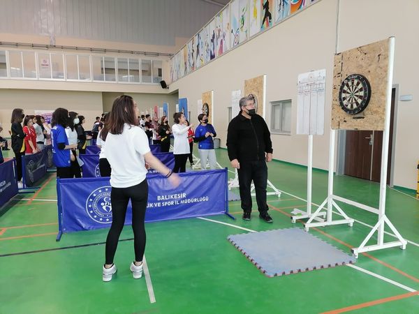 Okulsporları Yıldızlar ve Gençler Dart İl Birinciliği Şehit Turgut Solak Spor salonunda devam ediyor.