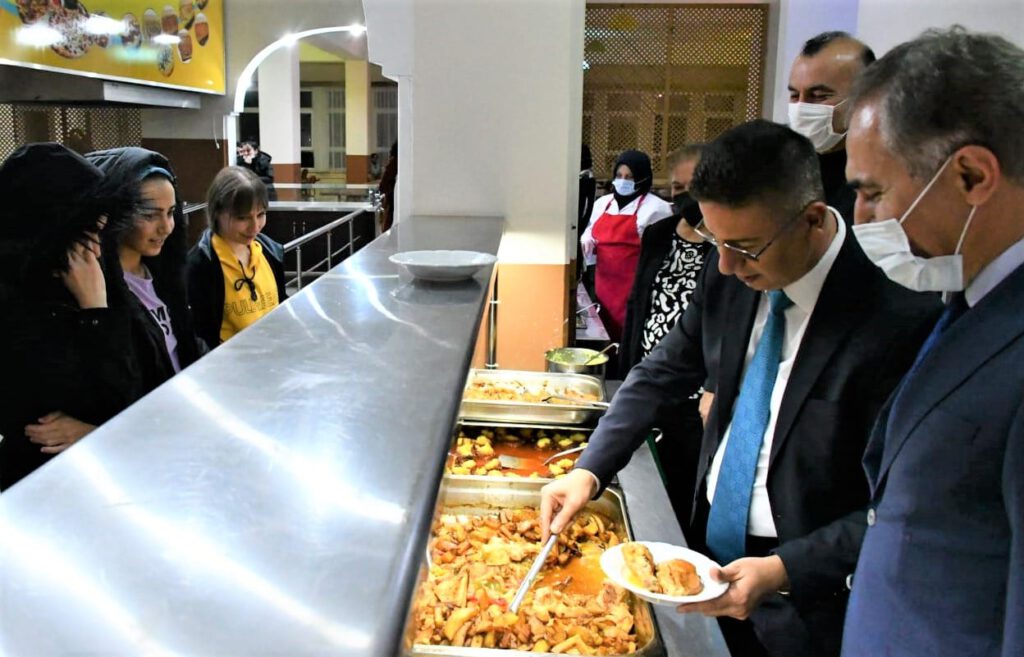Balıkesir Üniversitesi Rektörü Prof. Dr. İlter Kuş’tan gençlere akşam yemeği ikramı..