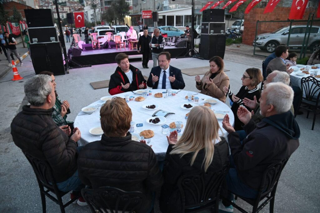 Karesi Belediye Başkanı Dinçer Orkan hergün bir mahallede iftar programına katılıyor