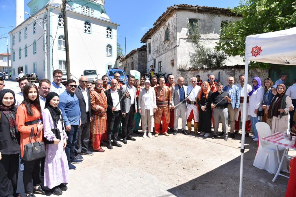 Balıkesir Karesi Belediyesi Başkan Yardımcıları Kabeyler ve Köteyli köy hayırlarına katıldılar.