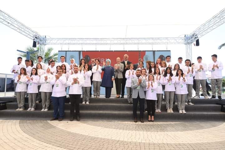 EMİNE ERDOĞAN Burhaniye’de Gastronomi ve Mutfak Sanatları Bölümü öğrencilerini  ziyaret etti