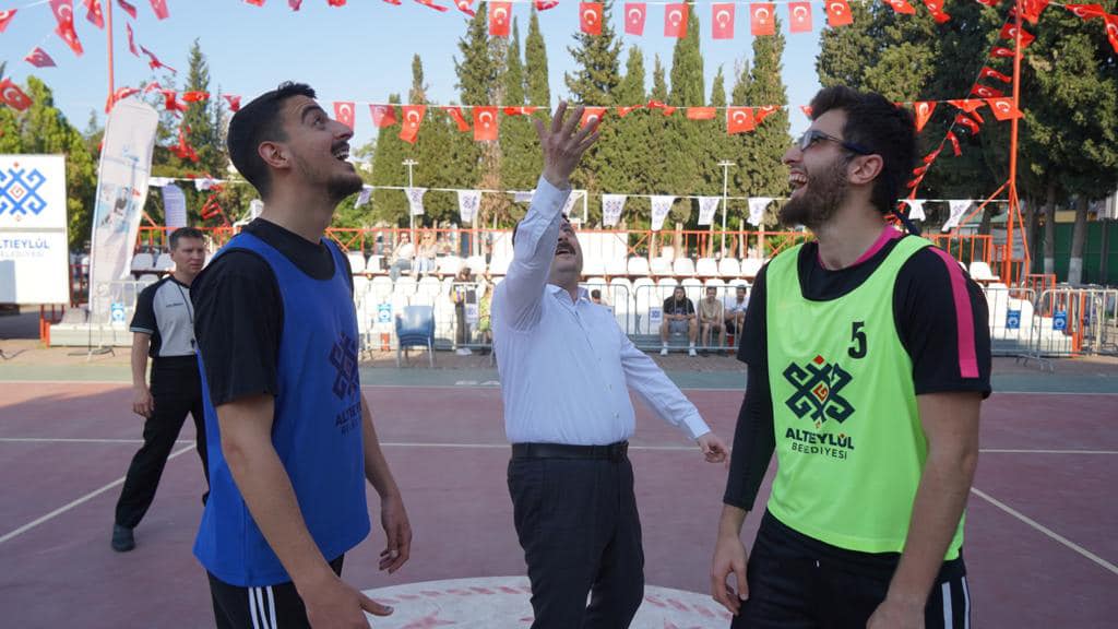 Başkan AVCI sokak basketbolu turnuvasının hava atışını yaptı.