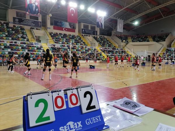 Mini Voleybol İl Birinciliği Şehit Turgut Solak Spor Salonunda başladı. 