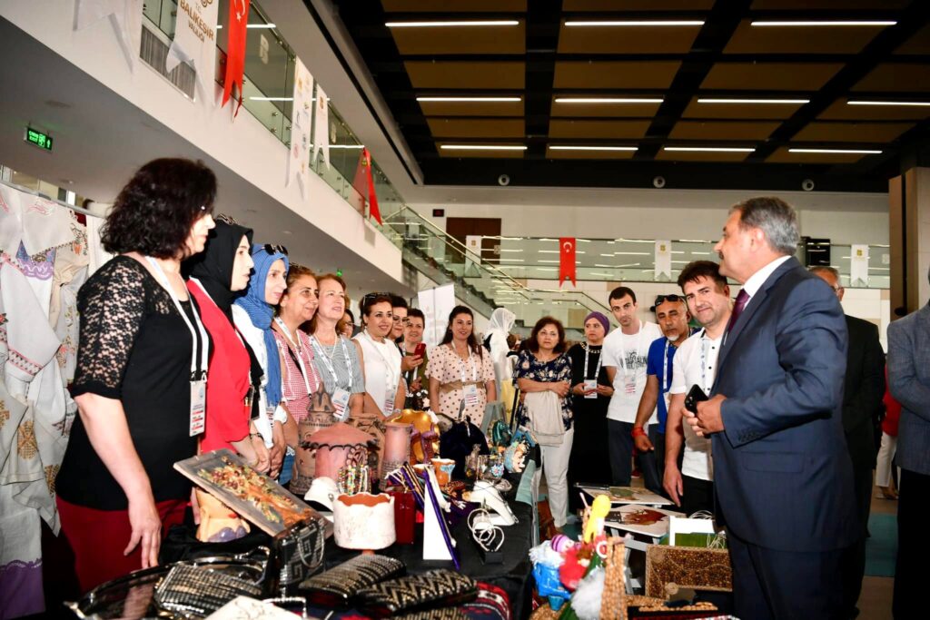 Balıkesir valisi Hasan Şıldak sergi açılışına katıldı