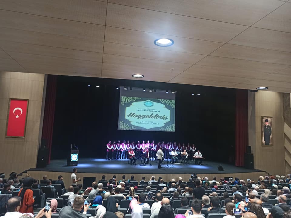 İlahiyat Fakültesi’nin 2021-2022 Öğretim Yılı Mezuniyet Töreni düzenlendi.