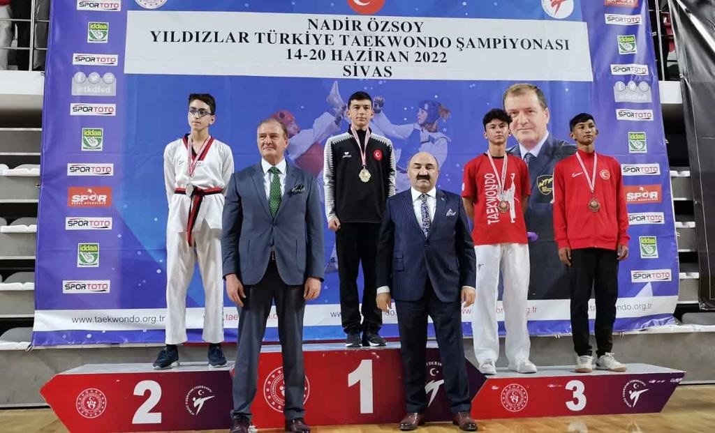 Ayvalık Spor Kulübü sporcusu Mehmet Kerim Öztürk Türkiye Üçüncüsü oldu.