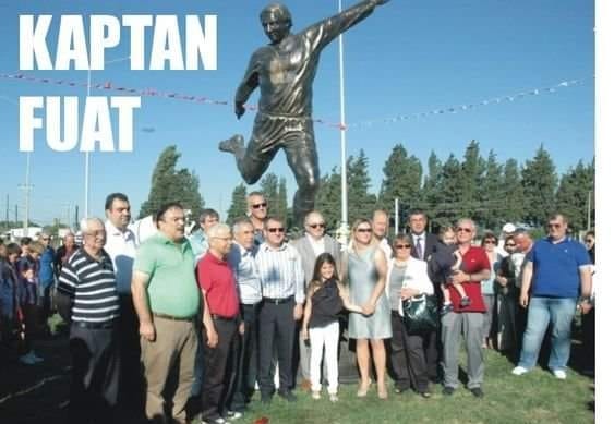Balıkesirspor’un efsane kaptanı SARI FUAT’ın heykeli..