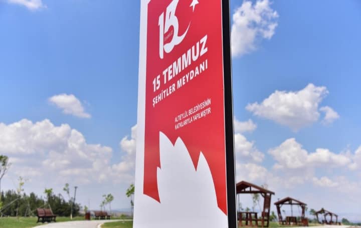 BAÜN’de15 Temmuz Şehitler Meydanı’nın peyzaj çalışması Altıeylül Belediyesi tarafından yapıldı.