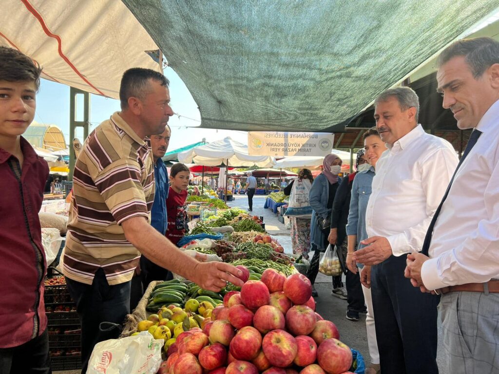 Balıkesir valisi Hasan Şıldak Burhaniye pazarını ziyaret etti