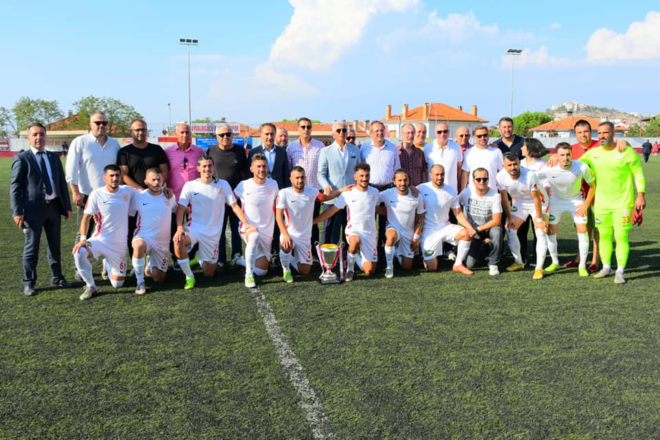 TFF 3.Lige yükselen Ayvalıkgücü Belediyespor kupa töreni ile yeni sezona başladı.