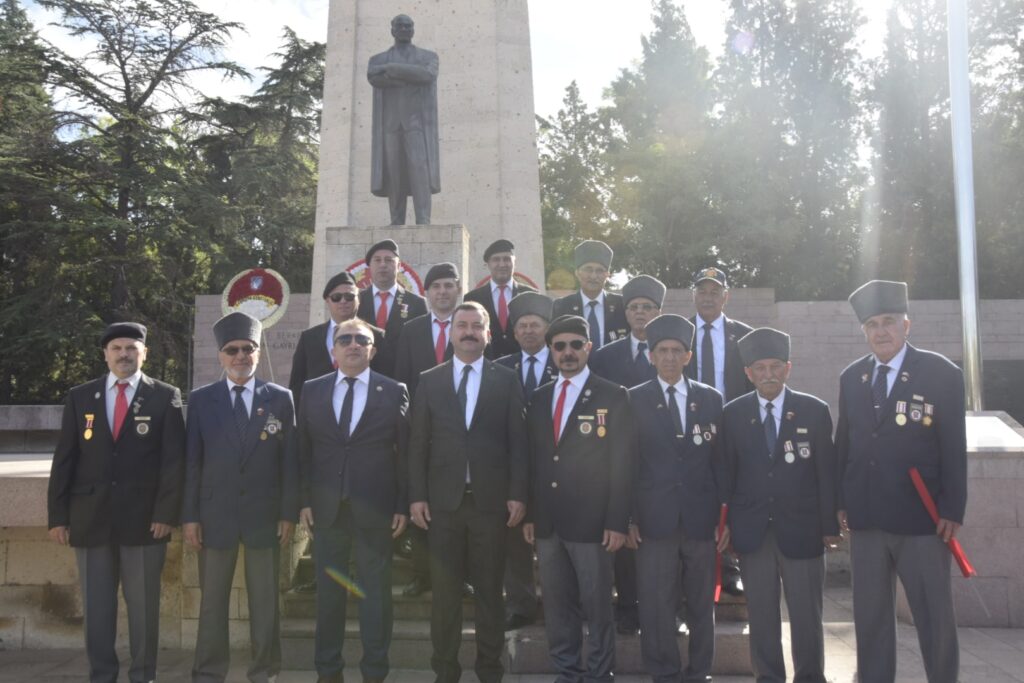 6 Eylül Balıkesiriin Kurtuluşu dolayısıyla Atatürk Anıtına Çelenk Sunma ve Kutlama Törenine katıldılar.
