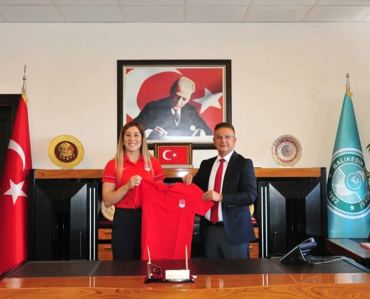Balıkesir Üniversitesi Rektörü İlter Kuş’tan şampiyona kutlama