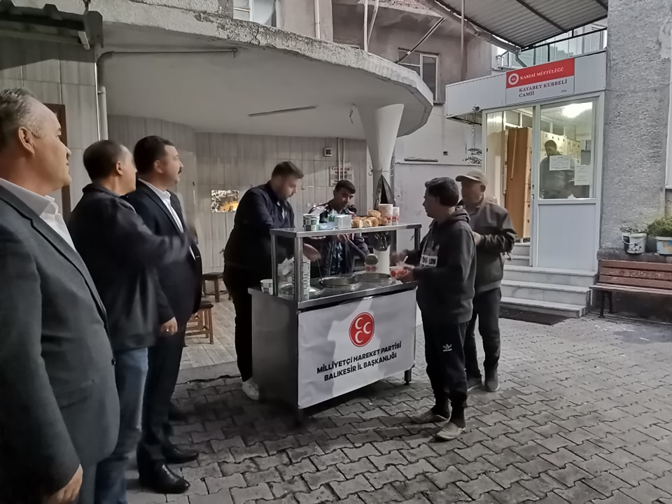 MHP İl Başkanı Ekrem Gökay YÜKSEL ve yöneticiler sabah namazından sonra vatandaşa çorba dağıttılar