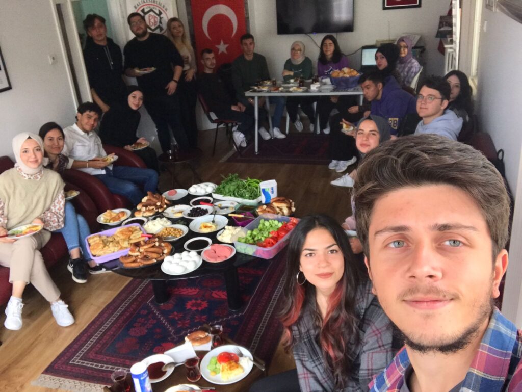 Öğrenci gençlerimiz Ankara Balıkesirliler Derneğinde kahvaltıda buluştular. 