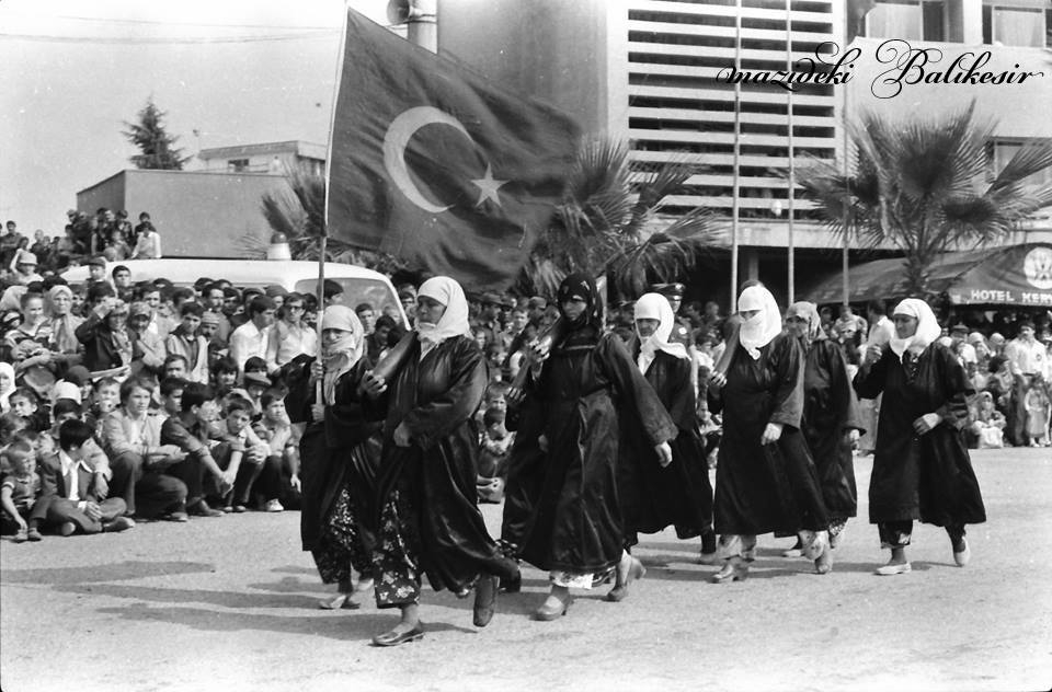 Mazideki Balıkesir/6 Eylül Kurtuluş bayramı törenlerinden istasyon meydanı Kervansaray önü