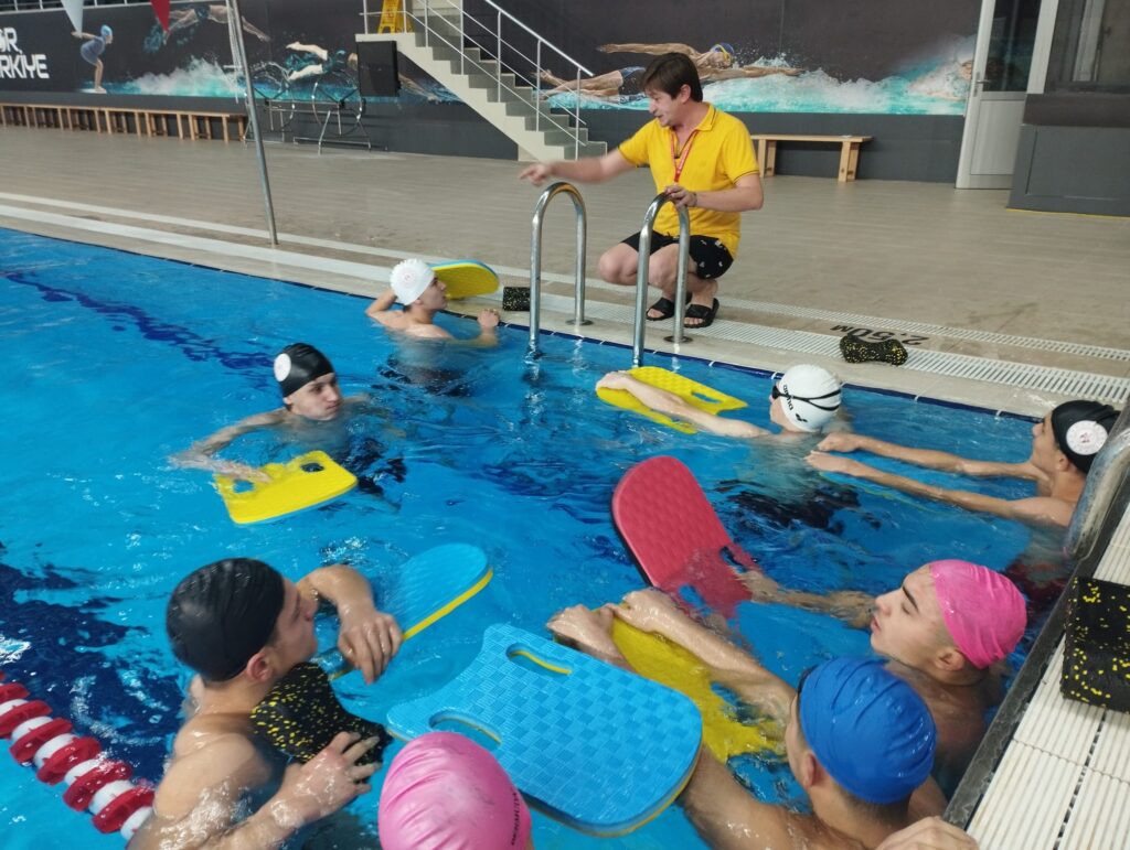 Yüzme bilmeyen kalmasın kapsamında Yetişkin Erkek seanslarımız yoğun katılımla devam ediyor.