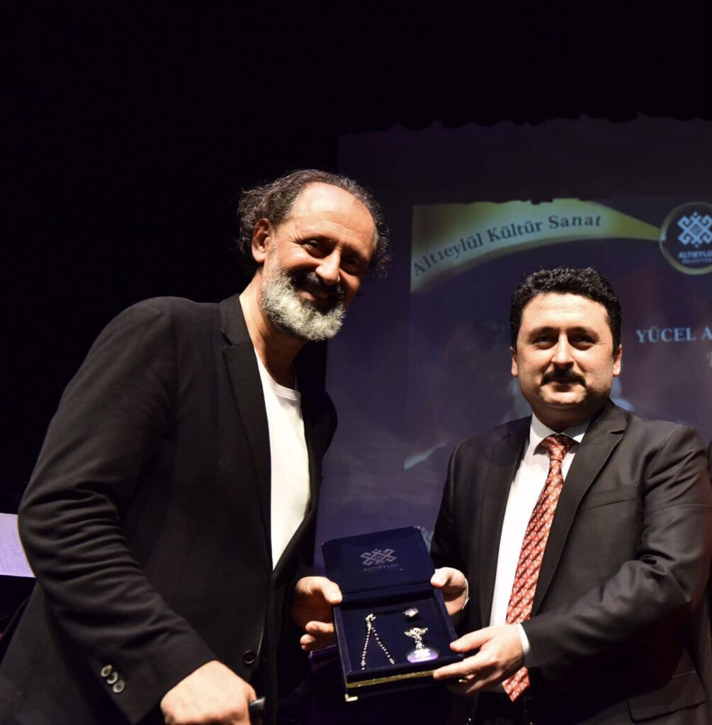 Müzik adamı, bestekar Yücel Arzen ve orkestrası Hasan Can Kültür Merkezinde konser verdi