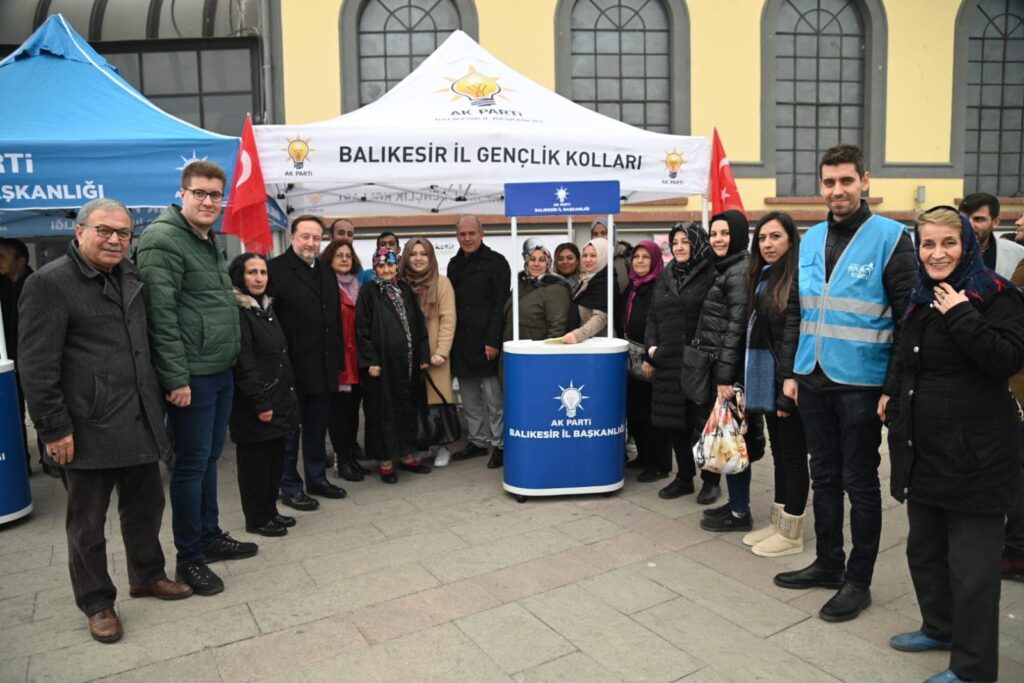 Karesi Belediye BaşkanıDinçer ORKAN AK Parti İlçeGençlik ve Kadınkollarınn açtığı standı ziyaret etti.