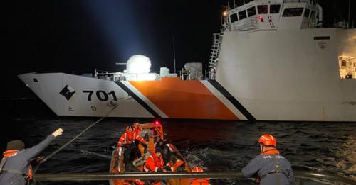 Balıkesir açıklarında 53 düzensiz göçmen yakalandı.