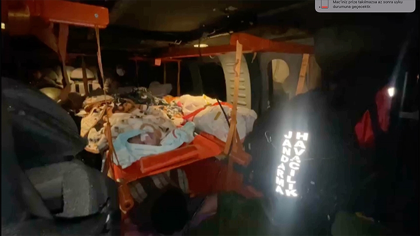 Depremzede 8 Bebek Özel Donanımlı Jandarma Helikopteriyle Kahramanmaraş’tan Adana’ya Sevk Edildi