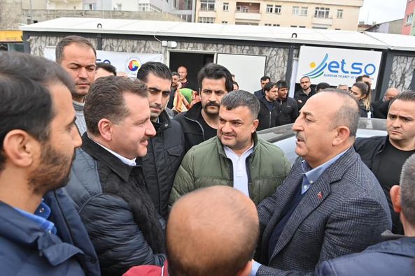 Başkan Yücel Yılmaz Dışişleri Bakanı Mevlüt Çavuşoğlu ile birlikte depremzdelerin dertlerini dinedi