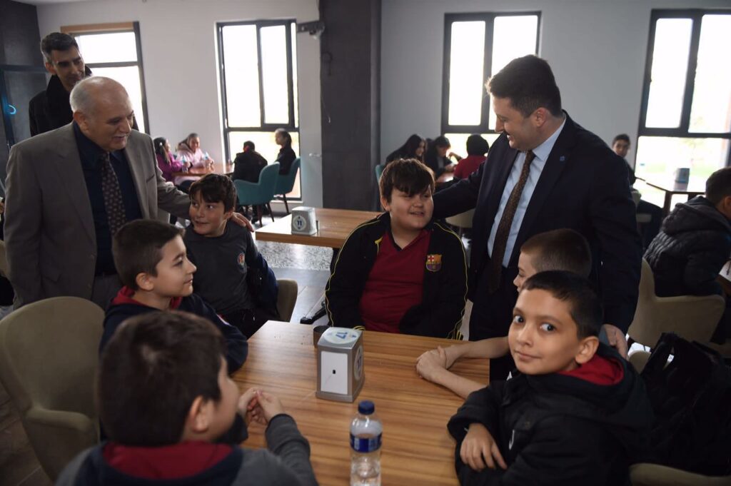 Başkan AVCI Mehmet Akif Ersoy Ortaokulu öğrencilerini ağırladı