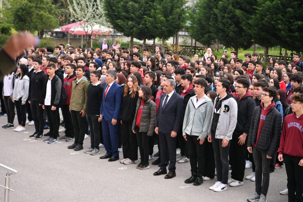 Vali Hasan Şıldak Albay Cafer Tayyar Nuran Oğuz Anadolu Lisesi’nde bayrak töreninde öğrenciler ile buluştu.