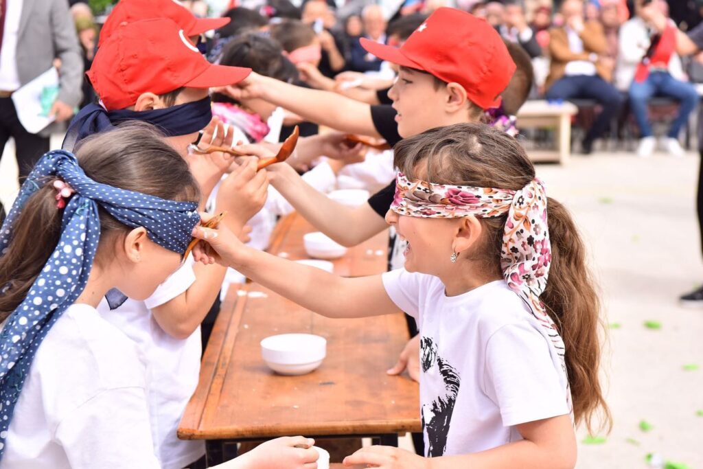 Dr. Feyyaz Çiftçi Atköy ve Fevzi Çakmak İlkokullarında çocuklar için düzenlenen eğlence etkinliklerine katıldı.