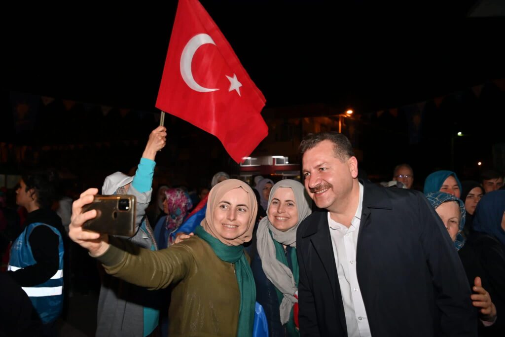 Balıkesir Büyükşehir Belediye Başkanı Yücel Yılmaz Kepsut, Hotaşlar ve Saraç Mahallelerini ziyaret etti